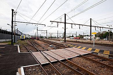 《超级猴子球 香蕉大乱斗》联动初音未来与哥斯拉